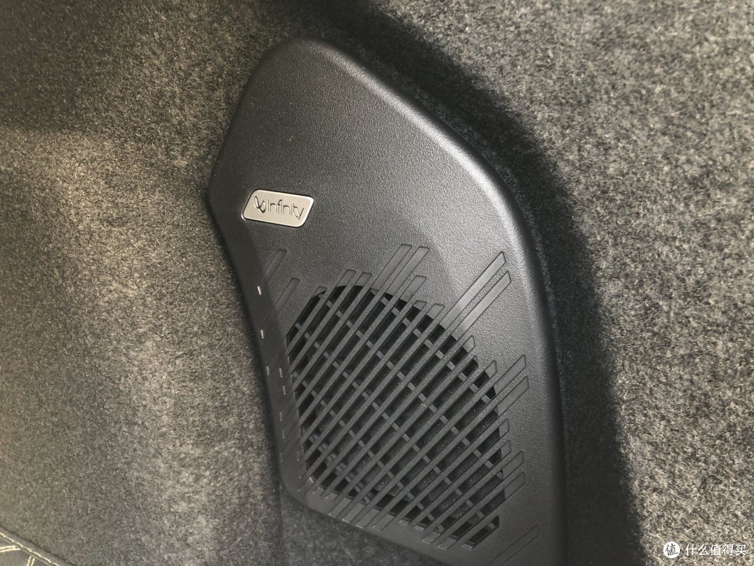 只有在低音音箱上才有logo的infinity 10喇叭音响