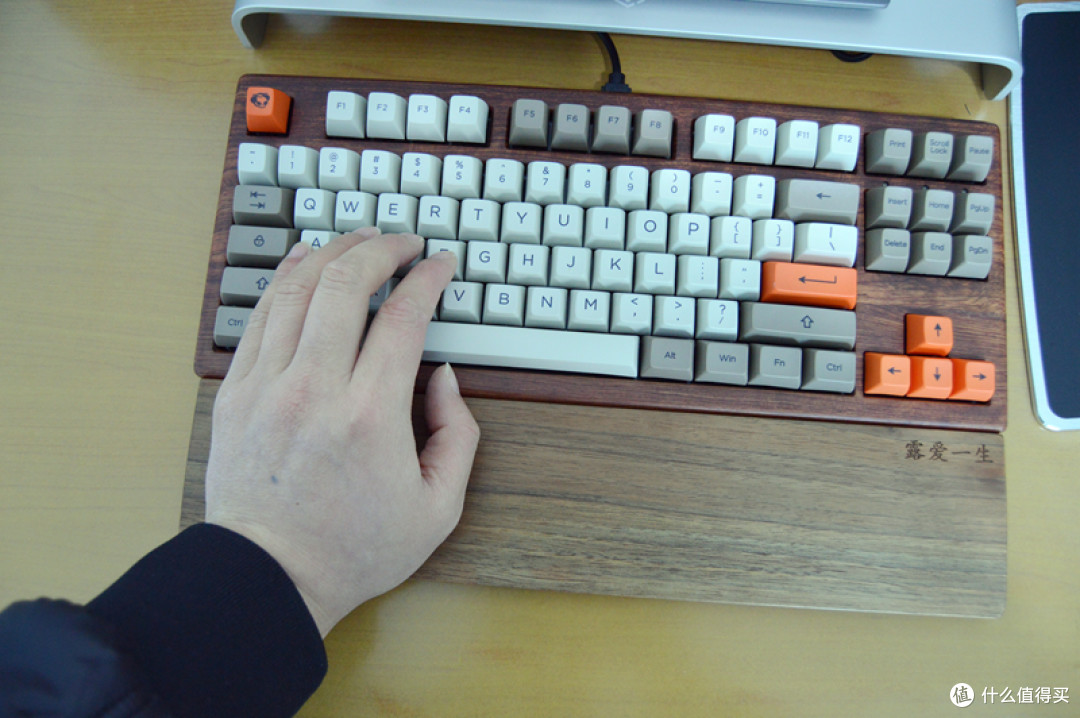 量产的客制化键盘值得买吗？Akko Rosewood 87花梨木 机械键盘 入手体验