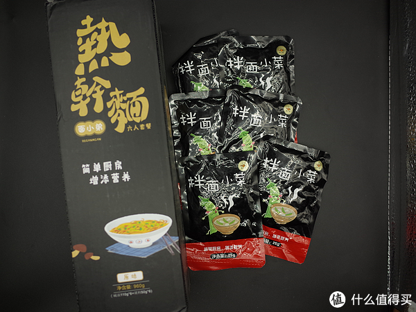 到货的六人份，是一个盒子，加上6个单独的拌面小菜的菜包。