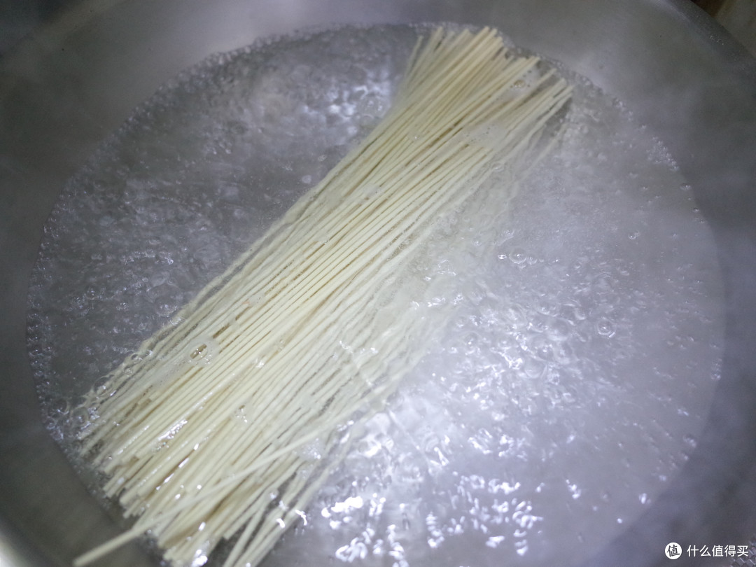 沸水下锅煮面。