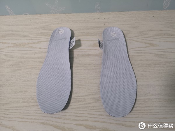 因为没有使用传统鞋舌，鞋子的信息都放在了鞋垫上，依旧是ortholite材质，但是挺薄的，各位值友可以在淘宝上购买厚一点的ortholite鞋垫，对提示脚感不是一点半点~
