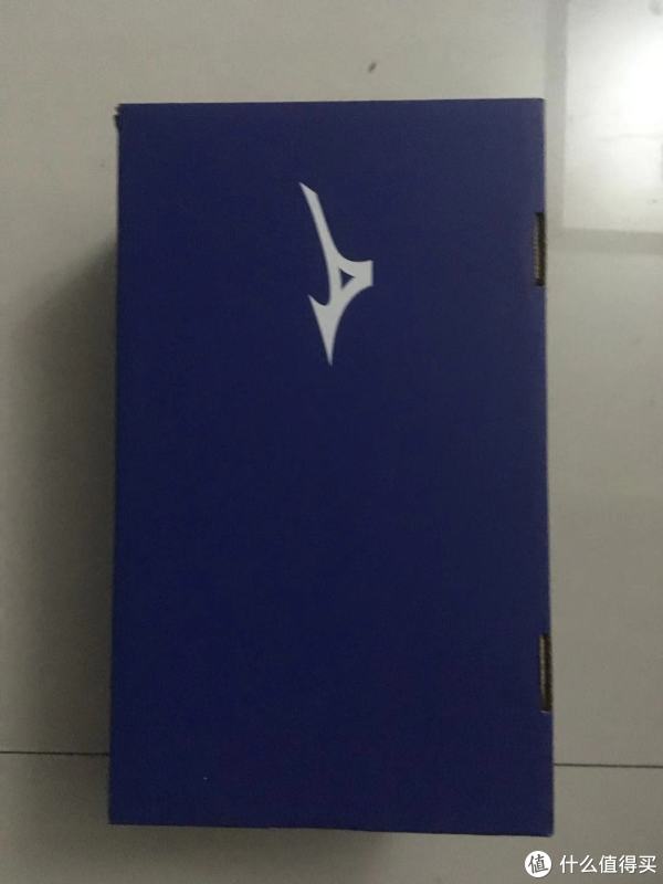 美津浓的鞋子一如既往的蓝色底色，加上白色的logo——飞鸟。素净，没有多余的色彩，喜欢这种冷淡的风格