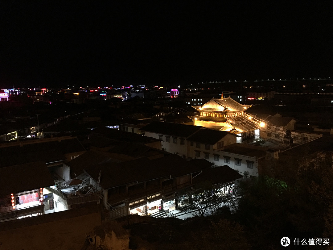 独克宗古城夜景，灯光亮化搞得一般，夜景没什么特点