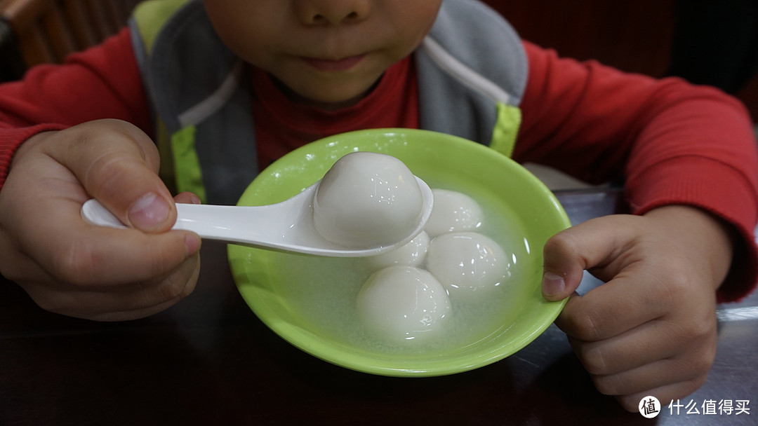 元宵一碗6个,个头也不小,吃起来味道不错,甜食孩子的最爱