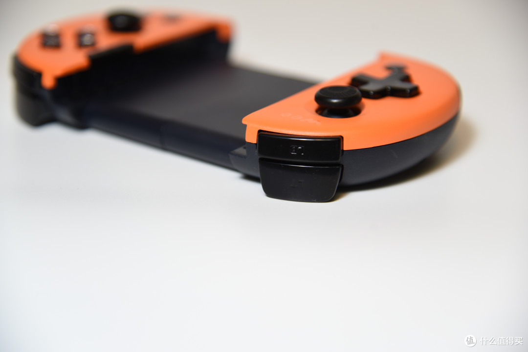 全面屏时代的最佳游戏帮手飞智wee2t拉伸手柄体感版上手测评