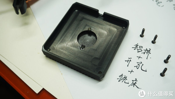 这真的只是一件装饰件了，这件更多是配合整体的工艺而设计，以上所有铝件的构成，让这件产品拥有了较高的售价