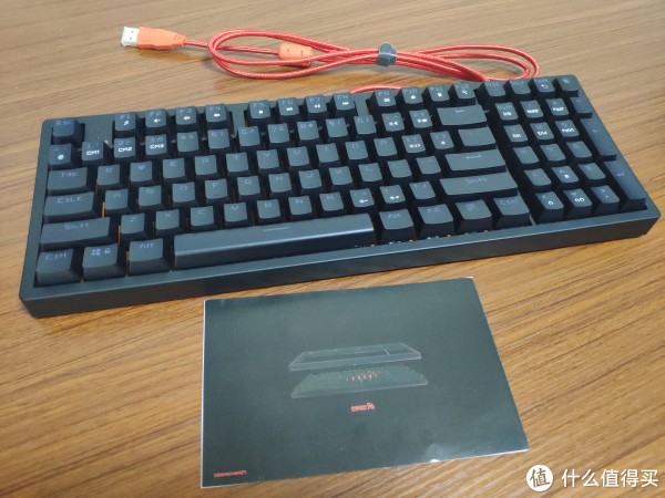 包装盒里比较简单，就键盘和说明书两样，至于其他小配件容我先卖个关子.