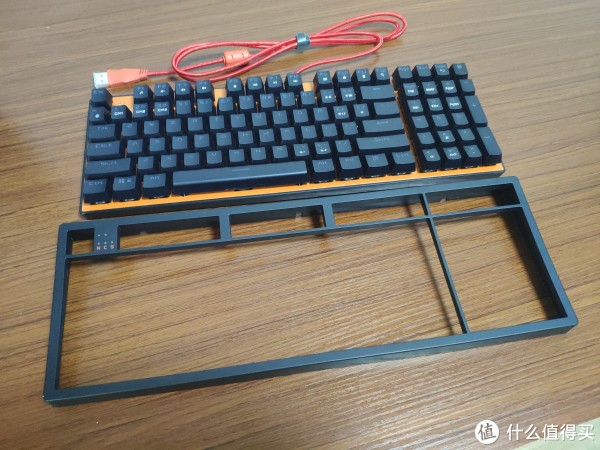 键盘边框采用磁吸附模式可以随意拆卸，让喜欢下沉式或者悬浮式键盘的玩家自由切换.