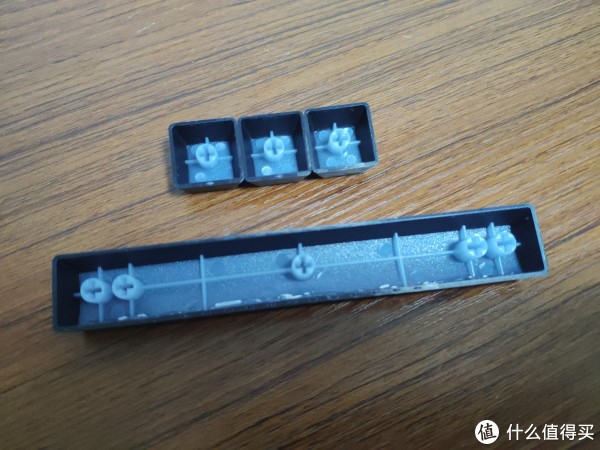 键帽菊花不是很紧，借助拔键器轻松拔出，键帽里侧也是均匀干净.