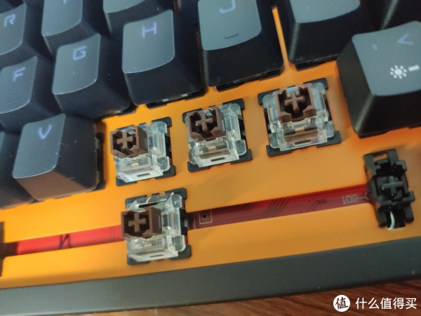 NoppooRGB自主轴采用防尘并支持拔插，轴体上印有noppoo字母，1680万个性颜色可以通过组合键切换。Noppoo茶轴段落感比较明显，触发压力跟樱桃手感差不多，空格键略有点肉，轴体点击寿命可达5000万次，此次键盘支持全键无冲.