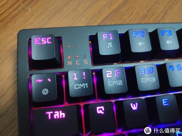 键盘指示灯位于左上角，介于ESC和F1之间，这个位置还是比较少见的，灯光呈橙红色.