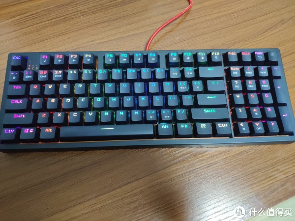 背光灯切换组合键为：FN+ALT+F7-F12,灯光模式也十分丰富，分别为：静态、单点亮、单点灭、旋转、流动、纵横、坠落、华丽、闪烁、波纹、爆炸、发射、呼吸、循环、光谱、韵律、流动、倾斜18种模式,并可通过组合键来调节灯光亮度和闪烁速度。