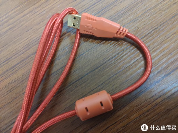 USB头做了镀金防氧化措施，编织线比较柔软没有那种硬邦邦的感觉，并配了防磁环.