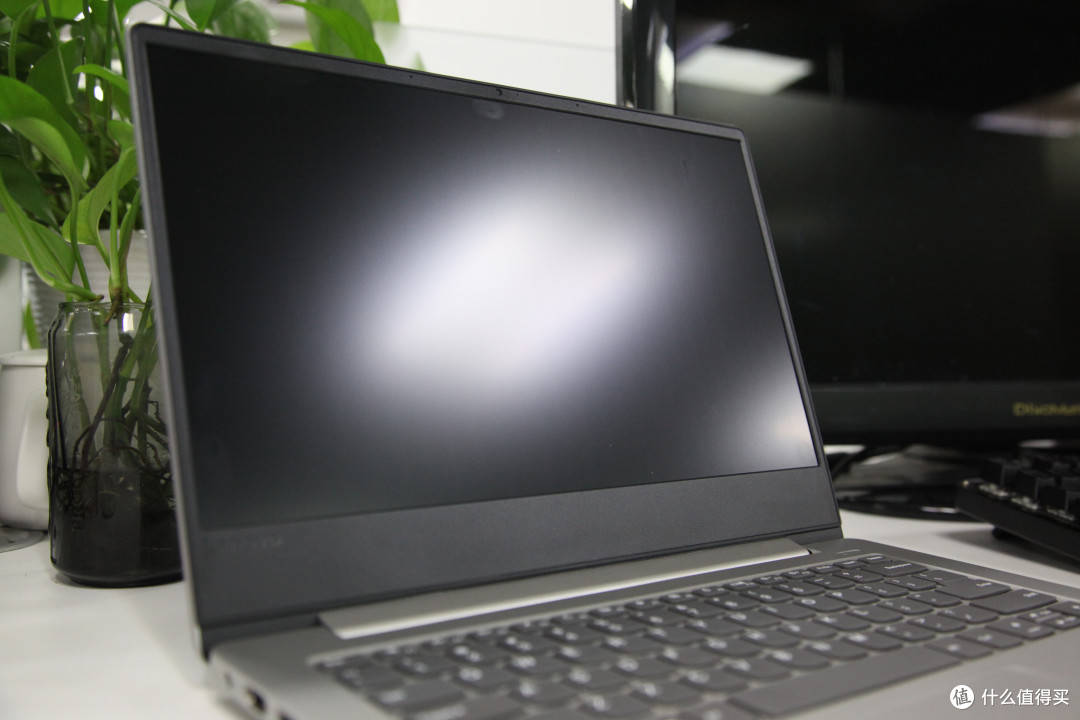 45%色域的ips雾面屏,天猫买一张高清屏幕膜贴上就可以变成镜面屏.