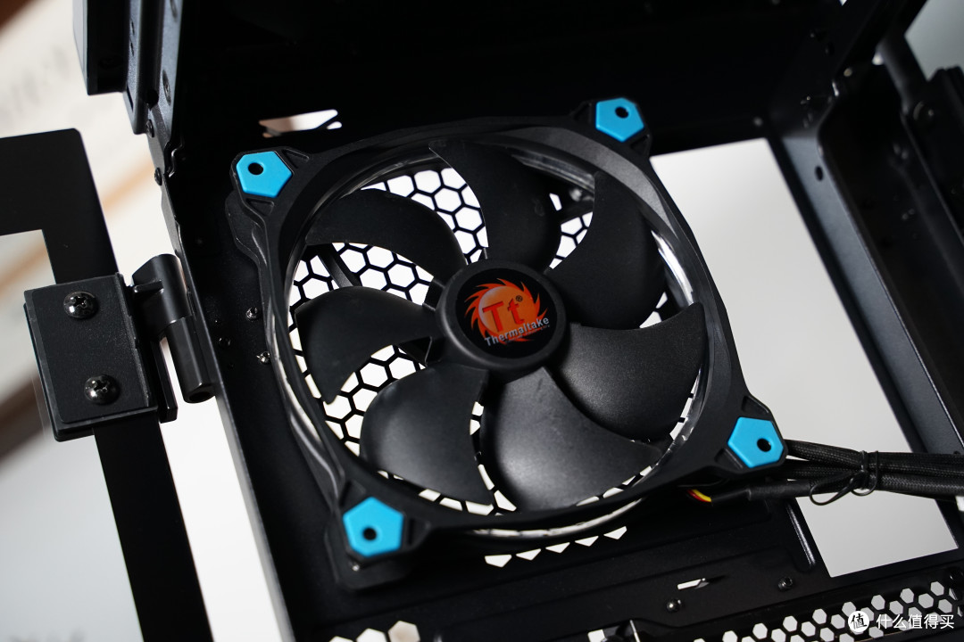 诚意满满——Thermaltake Level 20 GT 周年纪念款 机箱