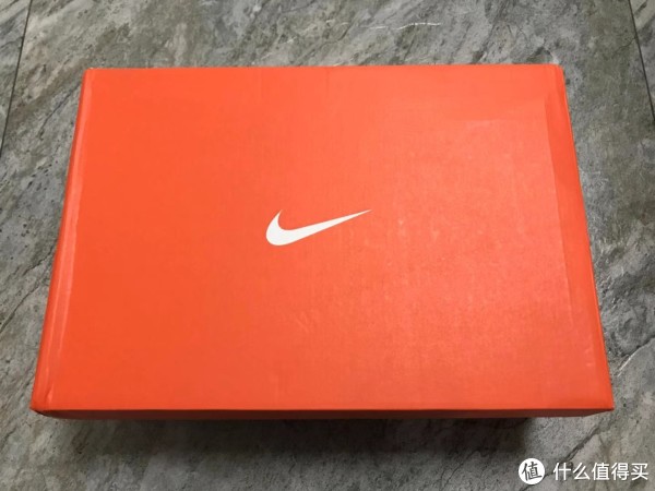 鞋盒1：简单的橙色盒子+白色Swoosh