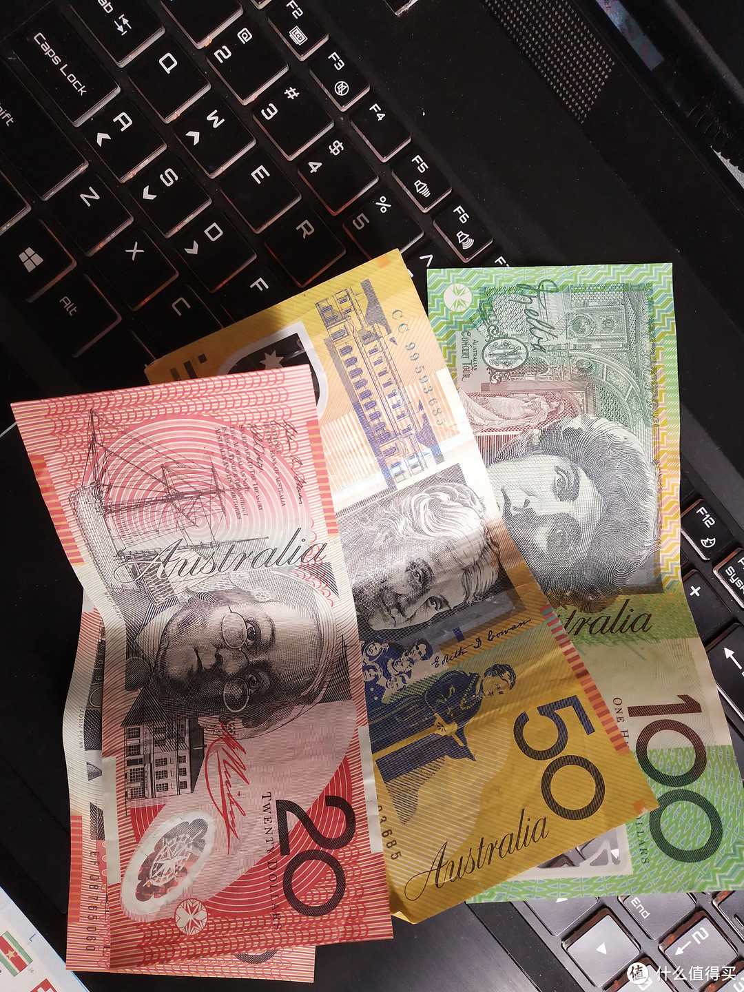 澳大利亚的钞票是合成材质，拥有世界最先进的合成钞票制作技术，多个国家和地区都委托澳大利亚为他们制造钞票，包括香港、印尼、马来西亚、新加坡等等。