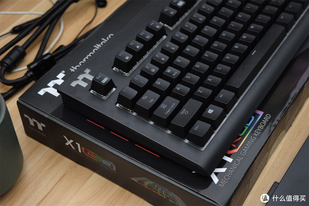 为电竞而生  RGB银轴机械键盘 TT星脉 X1