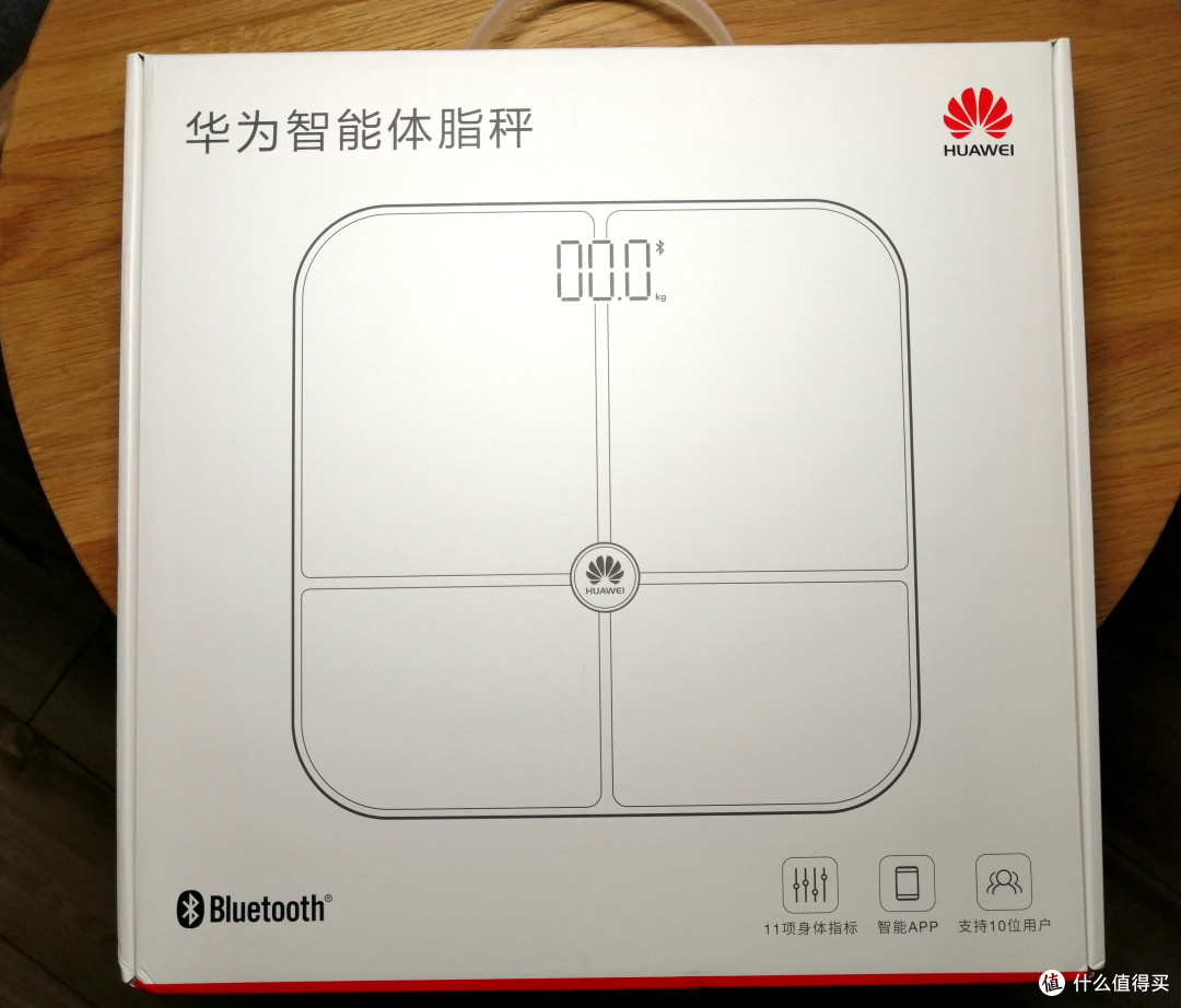 正面白色包装盒,简单标注了链接方式蓝牙,右下角提示的功能