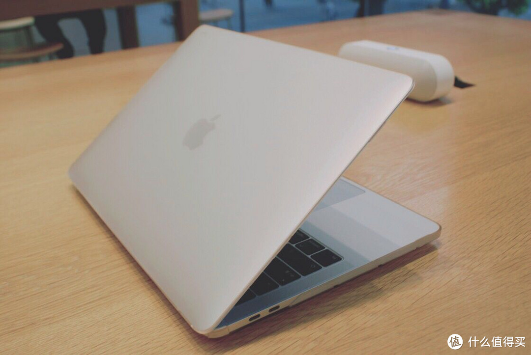 在张大妈的第一个双十一,就买了一个大件--2018款MacBook pro笔记本电脑
