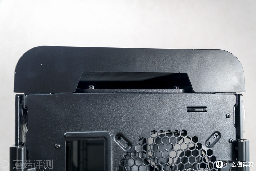 用料足斤足量、空间巨大且利用灵活——Tt(Thermaltake)Level 20 GT 黑色 全塔机箱