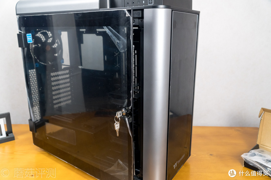 用料足斤足量、空间巨大且利用灵活——Tt(Thermaltake)Level 20 GT 黑色 全塔机箱