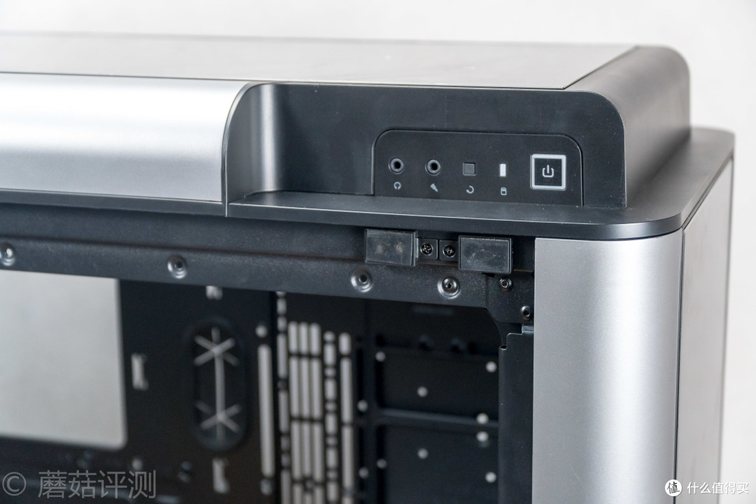 用料足斤足量、空间巨大且利用灵活——Tt(Thermaltake)Level 20 GT 黑色 全塔机箱