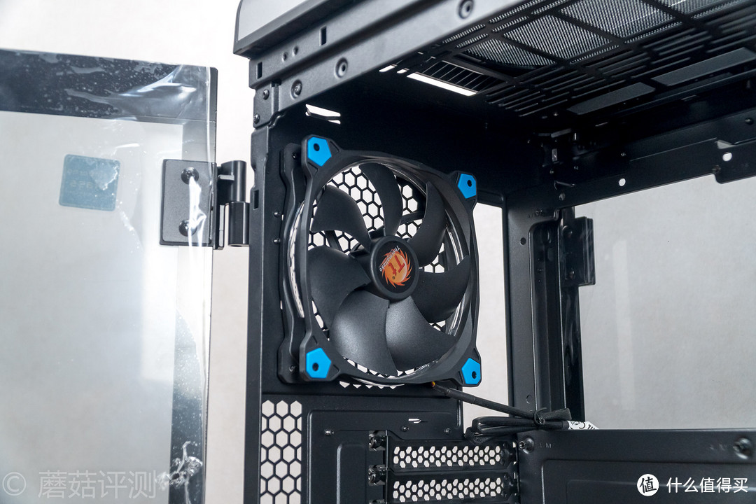 用料足斤足量、空间巨大且利用灵活——Tt(Thermaltake)Level 20 GT 黑色 全塔机箱