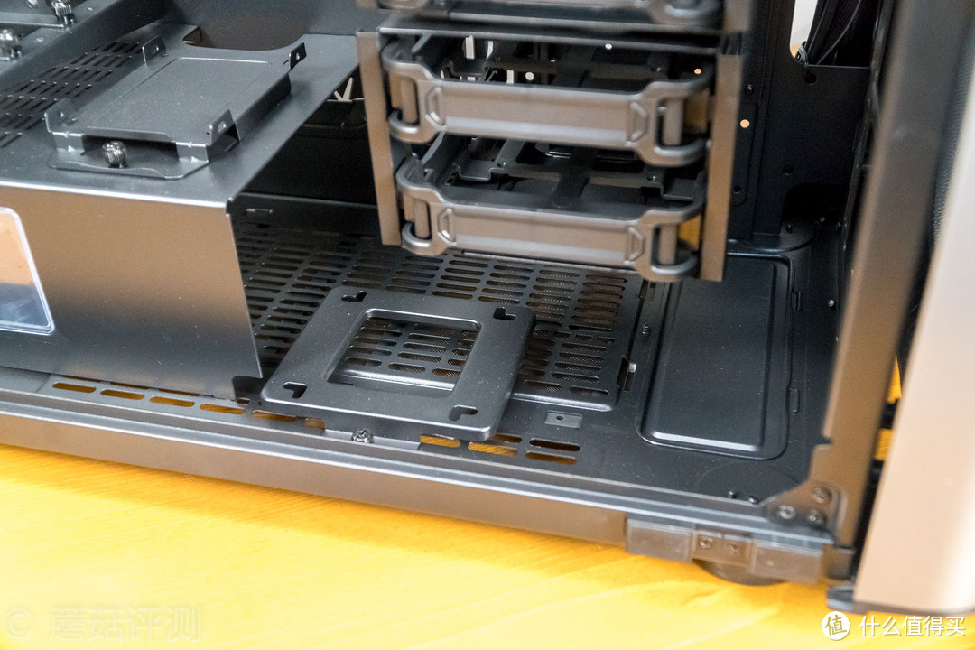 用料足斤足量、空间巨大且利用灵活——Tt(Thermaltake)Level 20 GT 黑色 全塔机箱