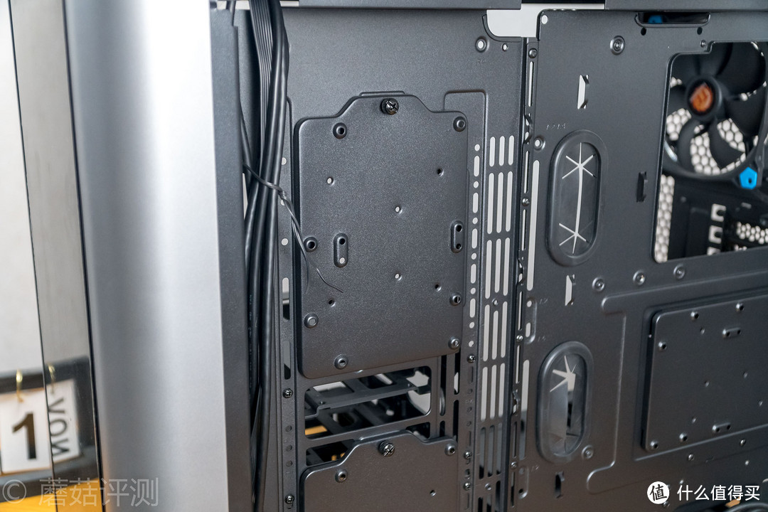 用料足斤足量、空间巨大且利用灵活——Tt(Thermaltake)Level 20 GT 黑色 全塔机箱
