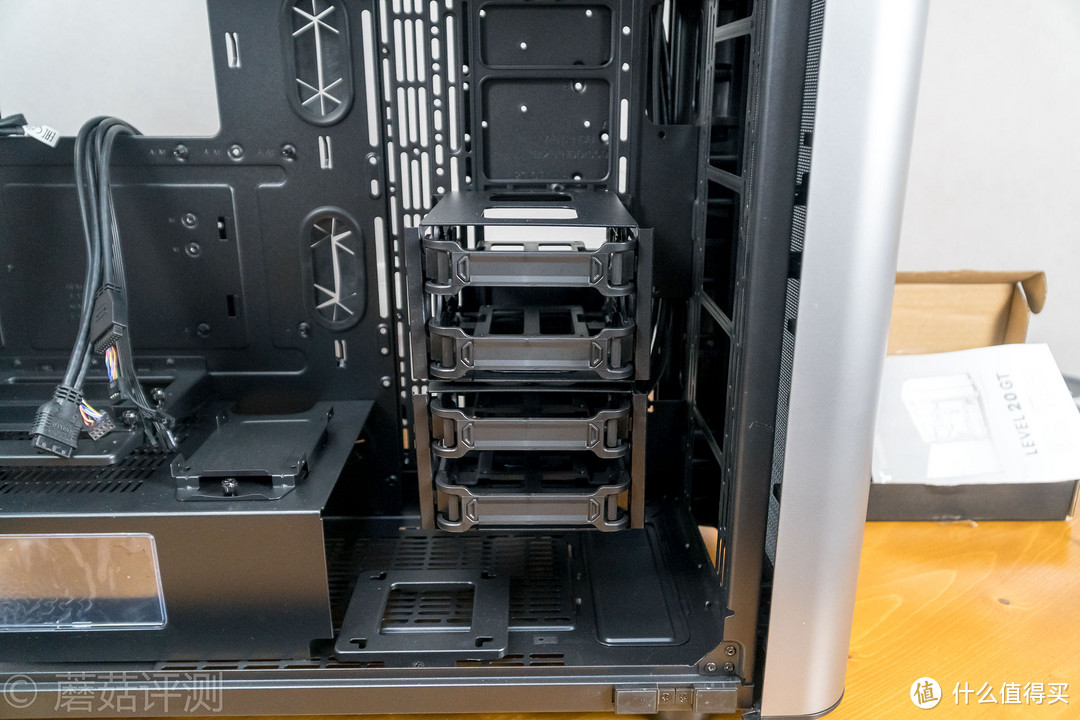 用料足斤足量、空间巨大且利用灵活——Tt(Thermaltake)Level 20 GT 黑色 全塔机箱