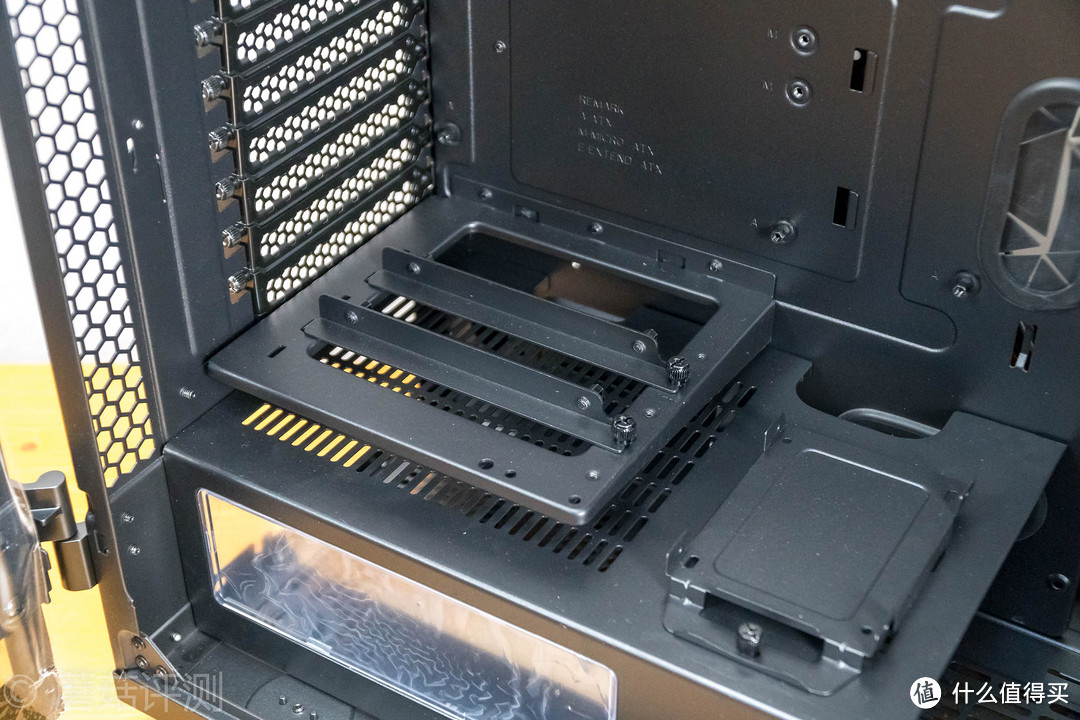 用料足斤足量、空间巨大且利用灵活——Tt(Thermaltake)Level 20 GT 黑色 全塔机箱