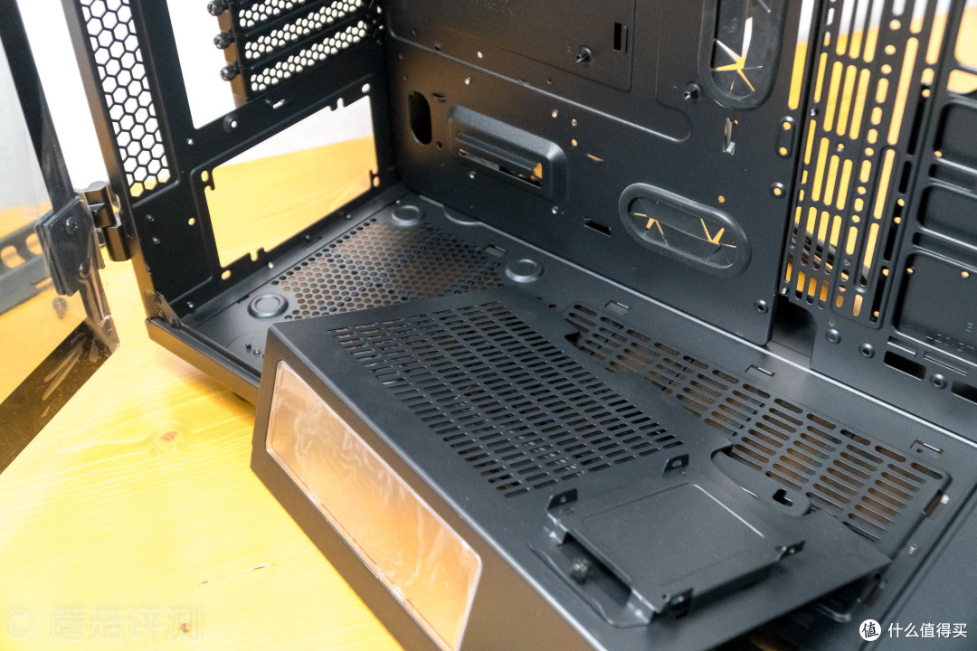 用料足斤足量、空间巨大且利用灵活——Tt(Thermaltake)Level 20 GT 黑色 全塔机箱