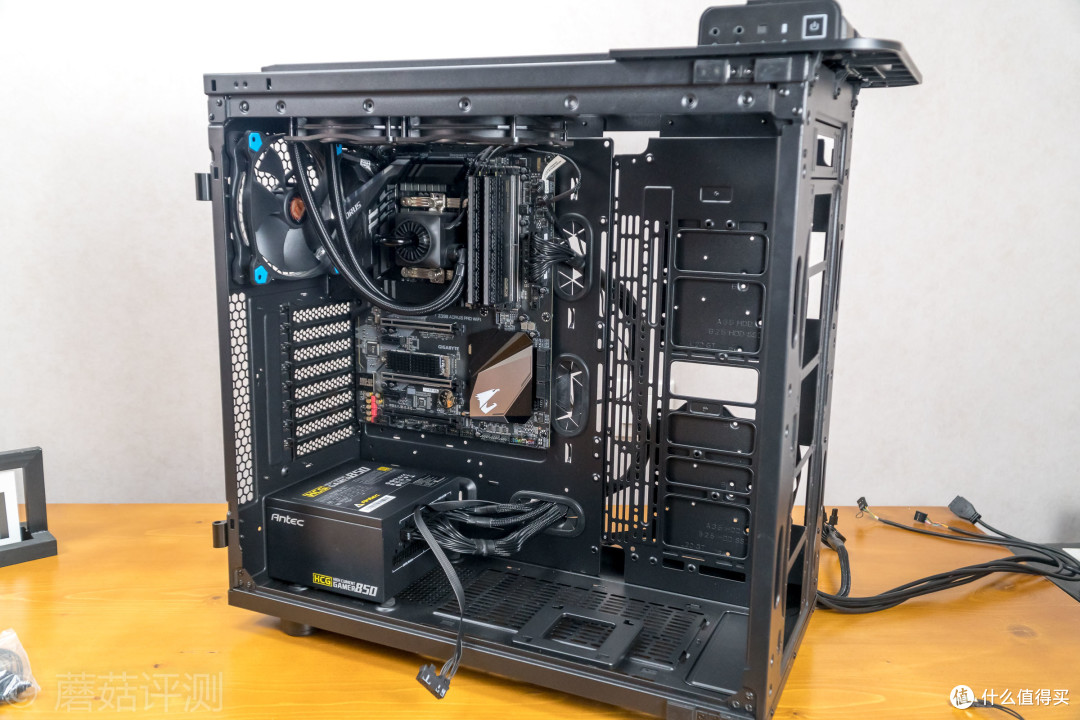 用料足斤足量、空间巨大且利用灵活——Tt(Thermaltake)Level 20 GT 黑色 全塔机箱