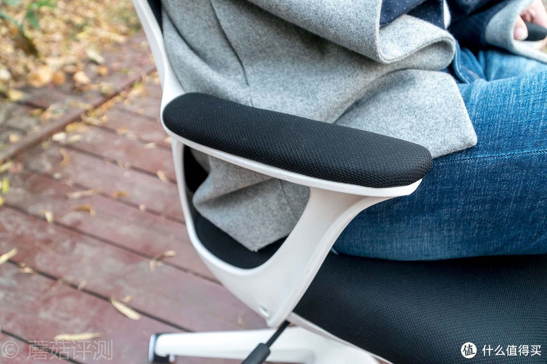 时尚小巧、坐感舒适—黑白调蛋壳椅 开箱评测