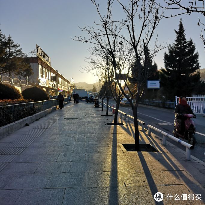 冬日11月的拉萨,早上8点半才日出。最冷的恰恰也是早上。