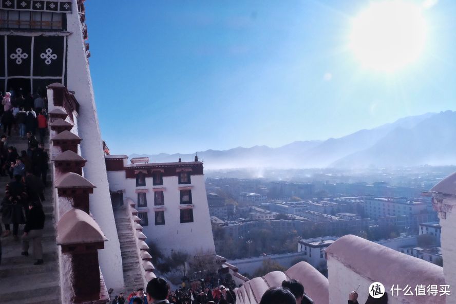 烟雾缭绕之处,即是拉萨的老城区-八廓街/大昭寺的所在地。