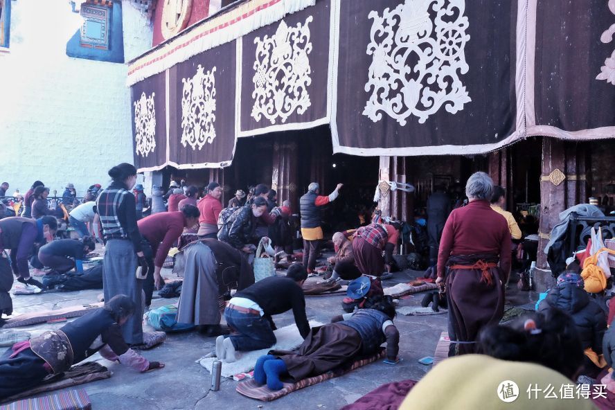 大昭寺的门口是磕长头的藏民，日复一日，求得生生世世平安喜乐。