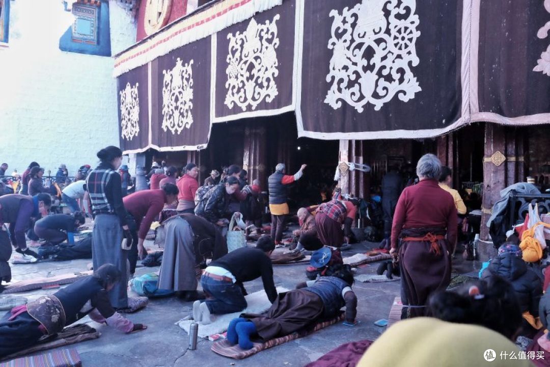 大昭寺的门口是磕长头的藏民，日复一日，求得生生世世平安喜乐。