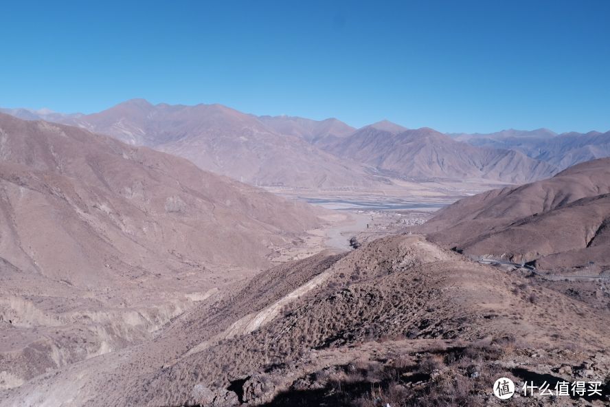 翻越这一段山岭是比较难走的。会在雅鲁藏布峡谷观景台停一停。