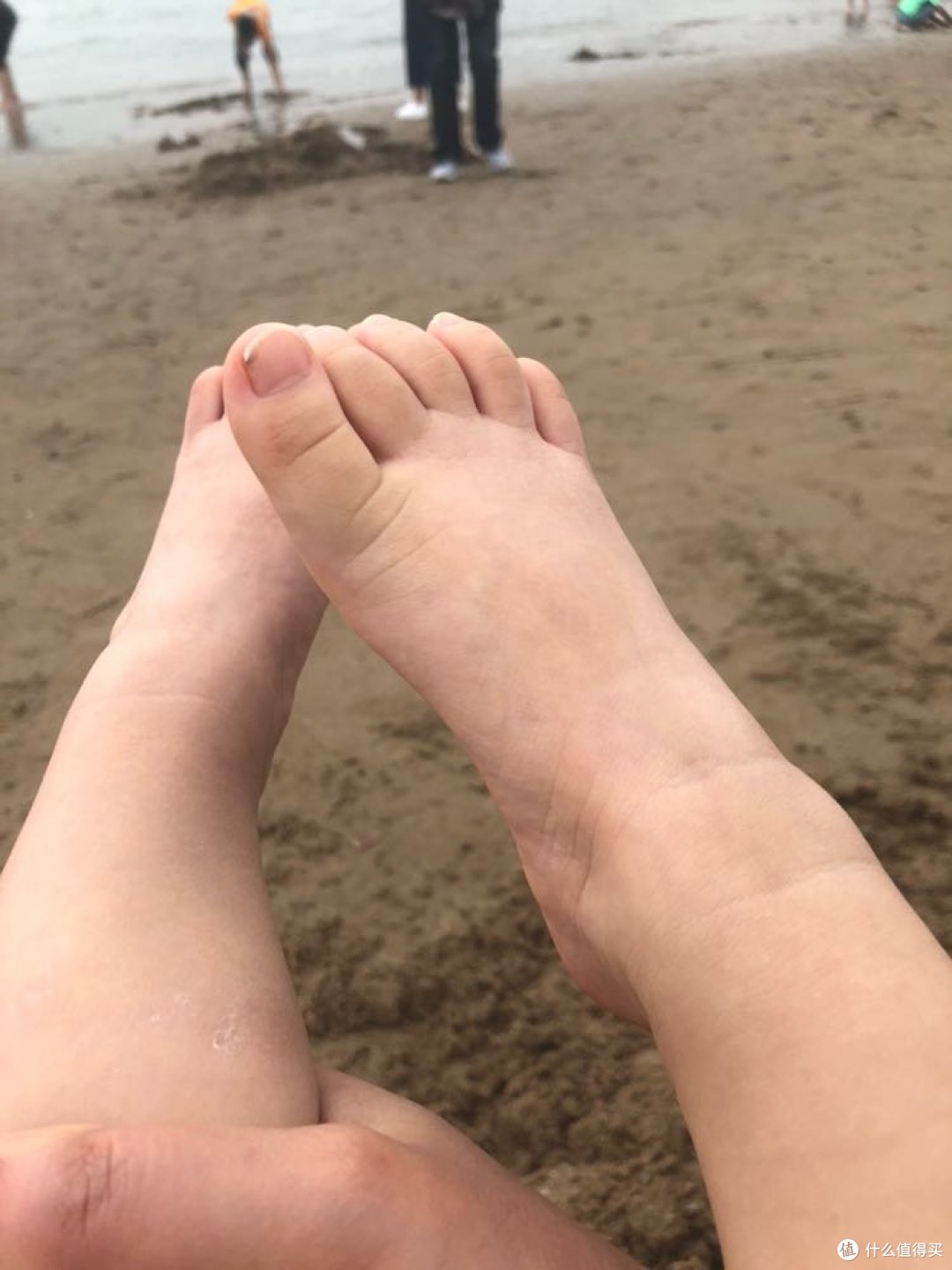 是不是沙滩有点脏,宝宝不愿下来走?