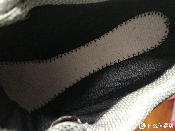 鞋底缝合做工看去还不错