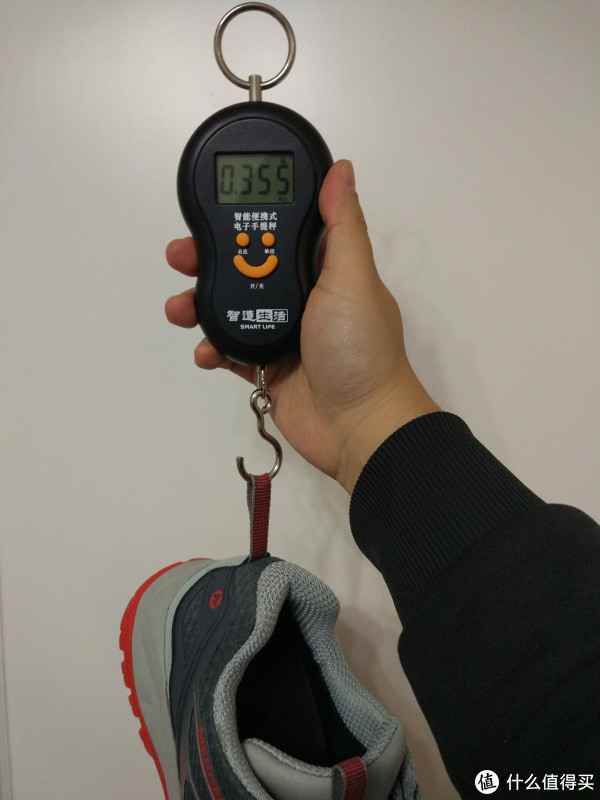 单只鞋重355g，比V底的轻不少