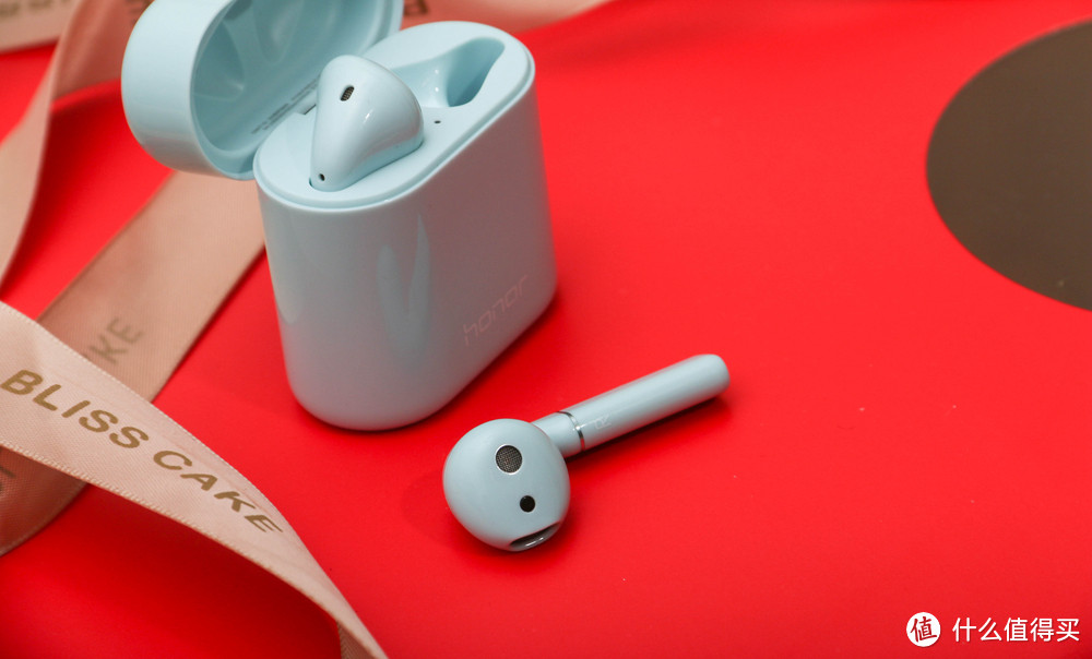 首款骨声纹AI智能无线耳机诞生，FlyPods Pro强势对飙Airpods