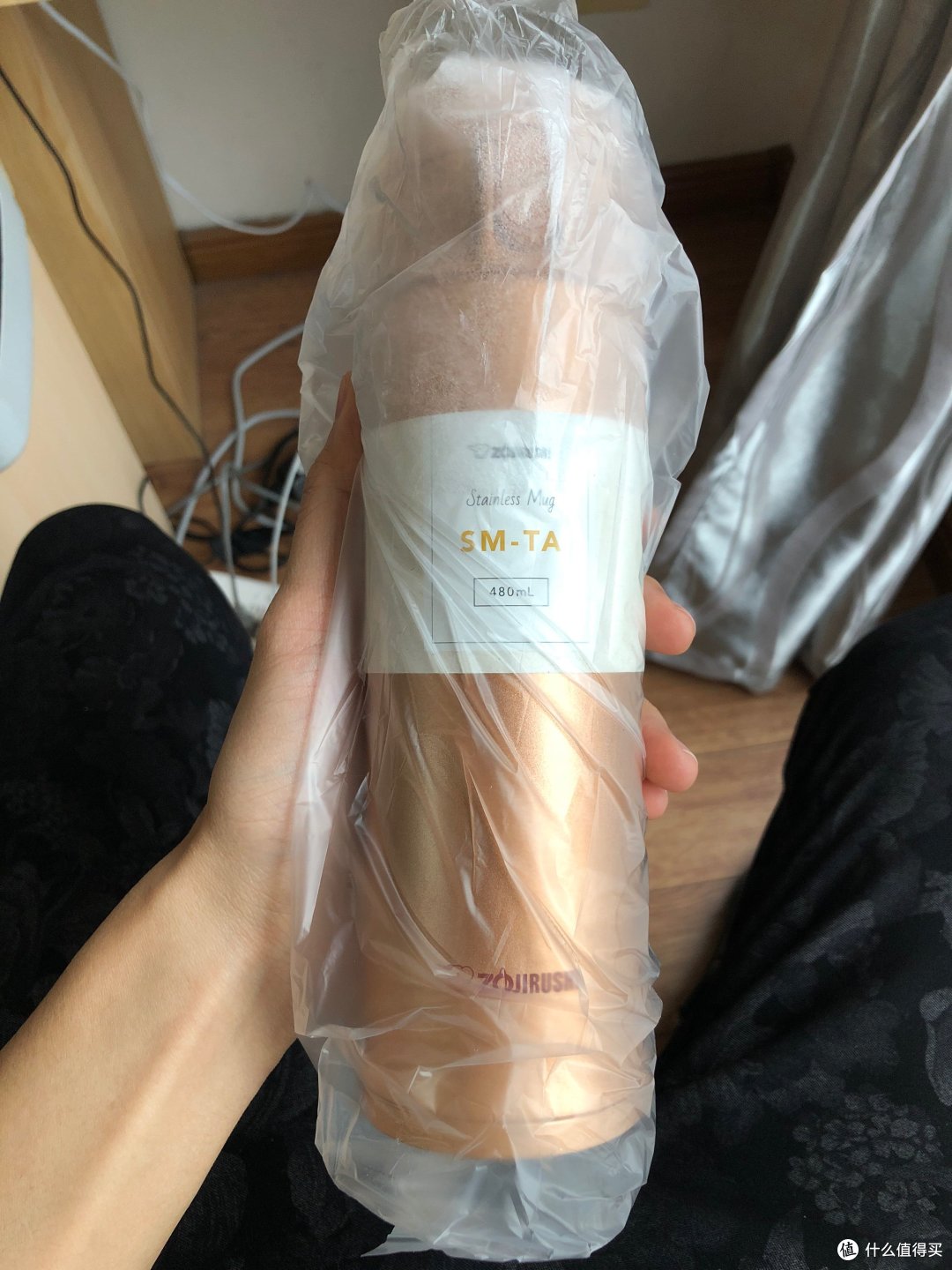 被一个雾面塑料袋套着,说实话真的很轻!