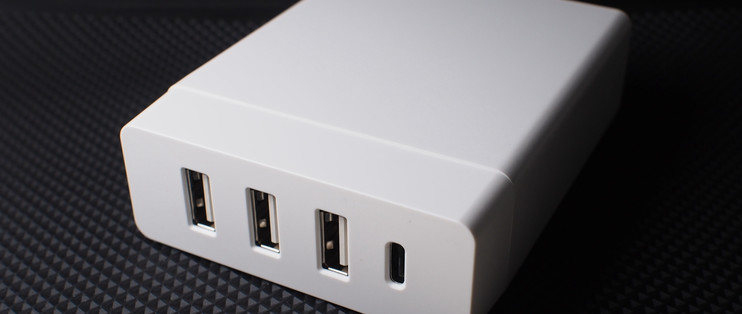 小身材大能量的网易智造 72W 4口PD充电器