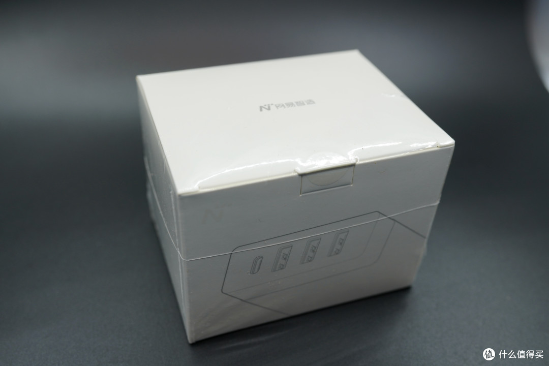 小身躯大能量-网易智造快充电源适配器（72W）