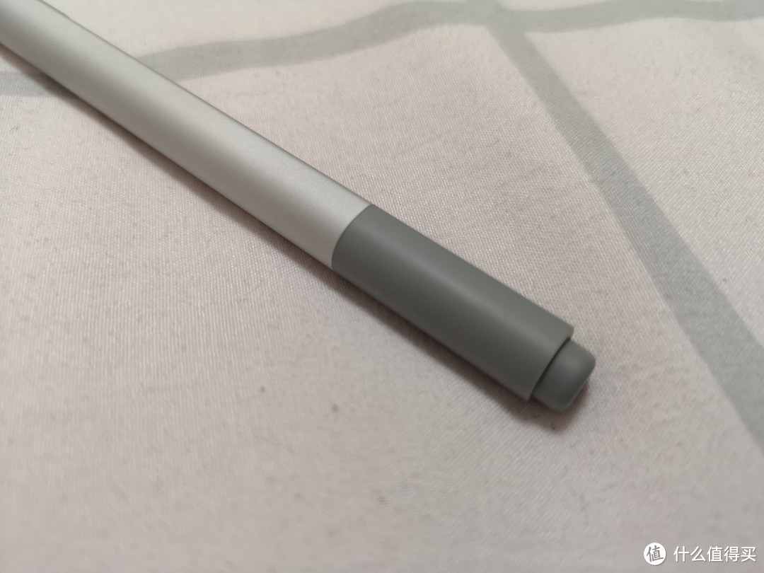 触控笔尾部可按动，做功能键使用，相比Apple Pencil 更胜一筹