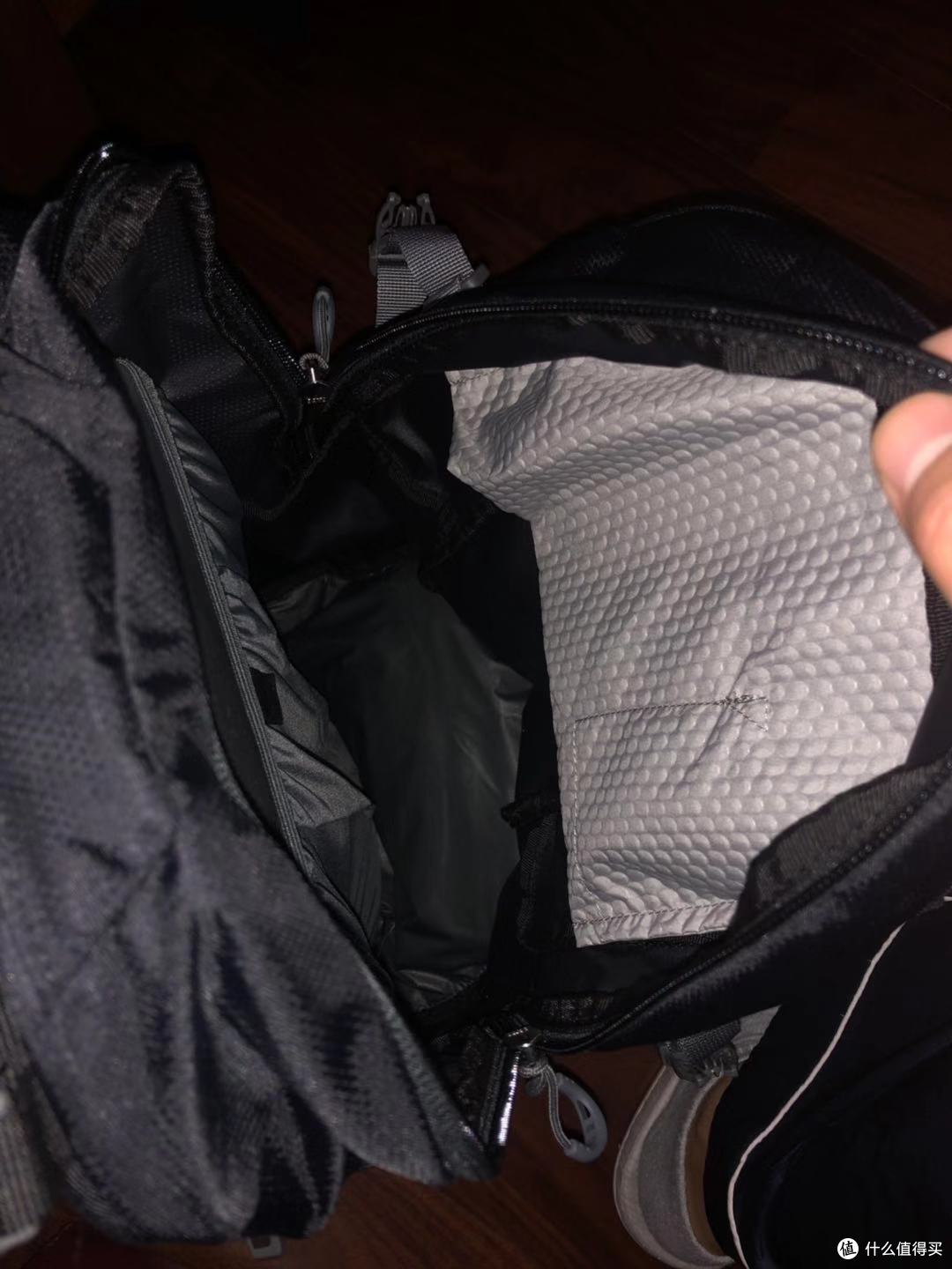 这个是主仓,上面灰色的有格子的就是那个整理袋了