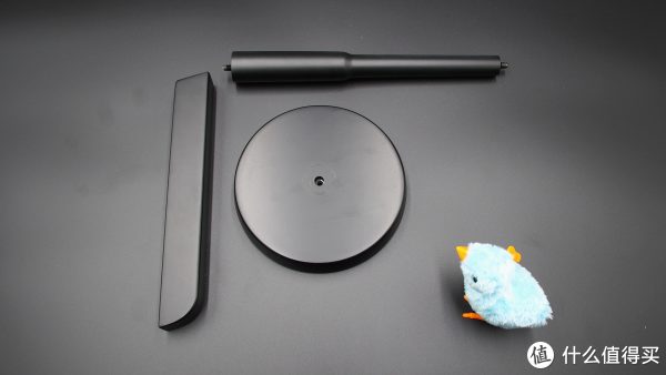 ▲▲▲这款耳机支架的安装设计还是非常简单的，大家可以看到无工具操作没有任何的难度；从漆面上来看质量尚佳，油漆比较细腻，不过也因为如此，无法确定耳机架本身的材质，不过从手感上说应该是木质的，不过既然还有PRO实木版本，那这款M3应该是胶芯版之类的材质了